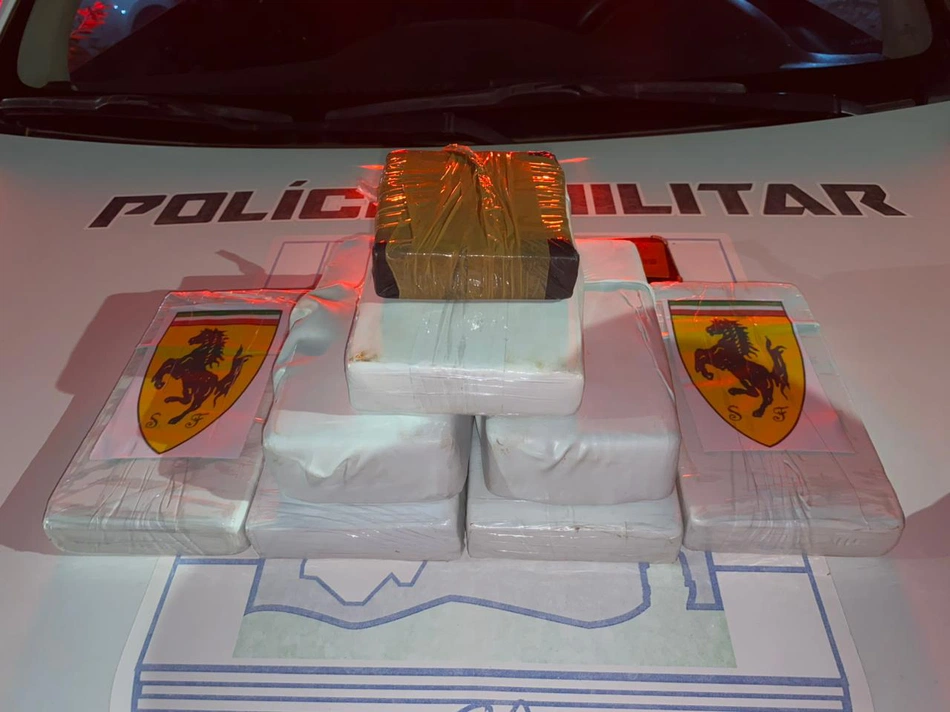 Tabletes de drogas apreendidos com o adolescente.