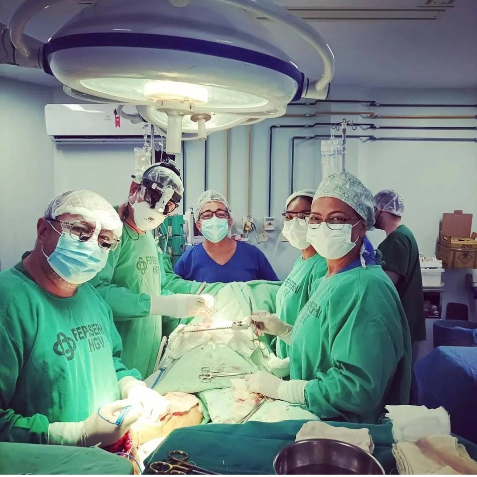 Cirurgia para correção de anomalia cardíaca rara.