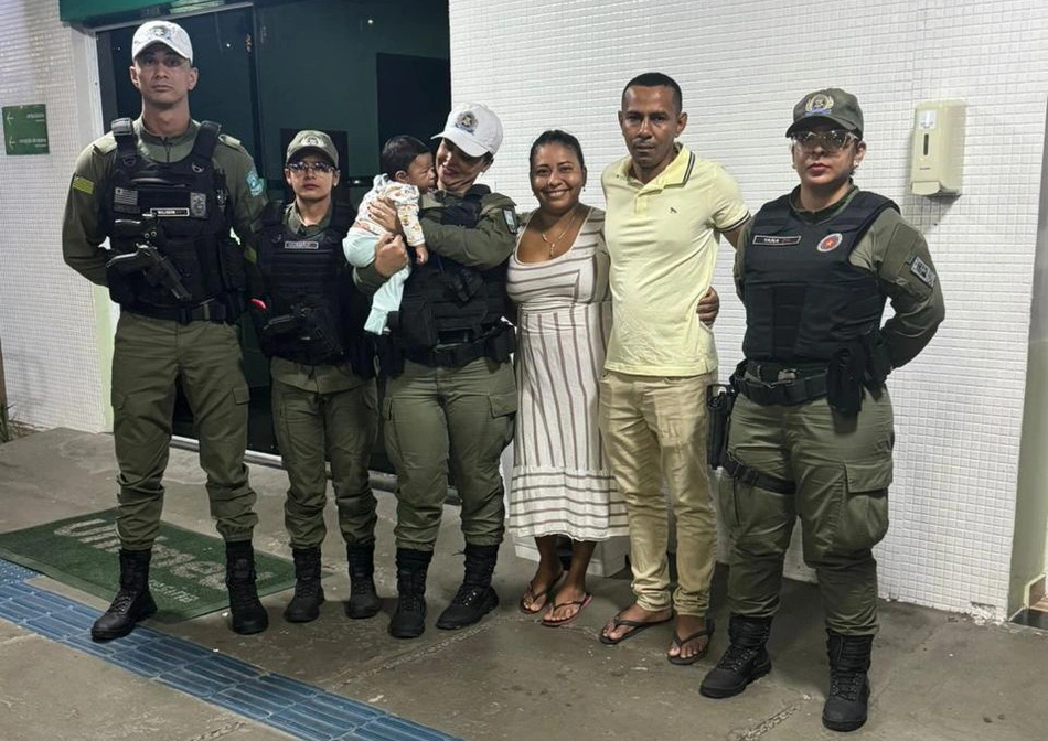 Policial militar salva bebê engasgado