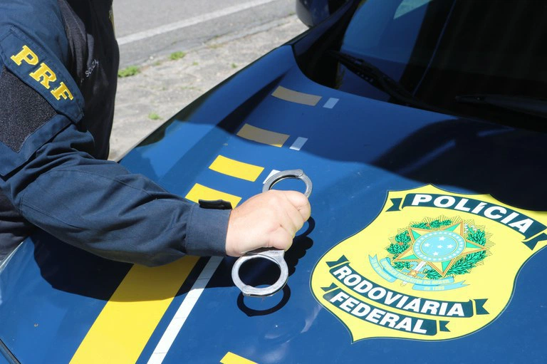 Homens são presos por porte de documento falso