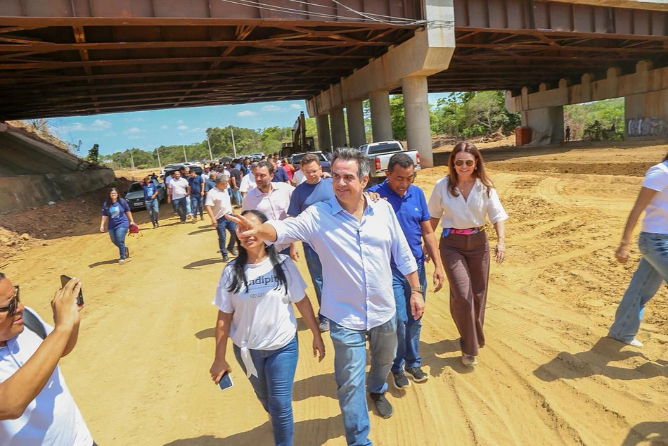 Ciro Nogueira acompanha inauguração de obra