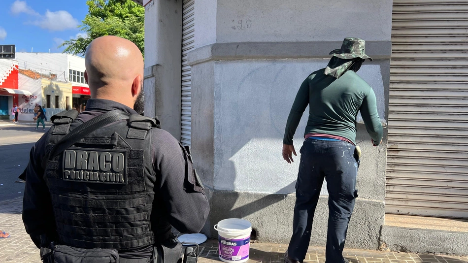 Operação de remoção de muros com pichações de organizações criminosas no litoral piauiense