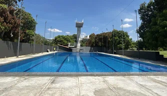 Piscina semiolímpica com plataforma de salto em concreto armado
