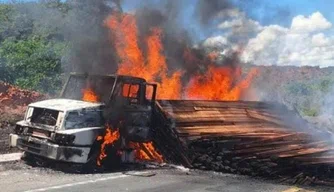 Caminhão pega fogo na BR-135 em São Gonçalo do Gurguéia