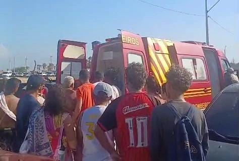 Jovem é socorrido após se afogar na Praia da Pedra do Sal