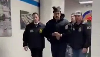 Nicolás Maduro chega algemado à sede da Agência Antidrogas dos Estados Unidos