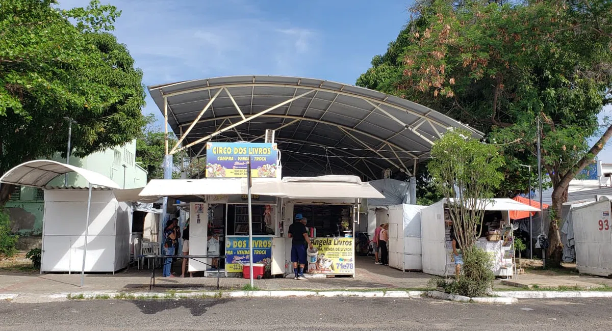 Feira de Livros na Praça do Fripisa