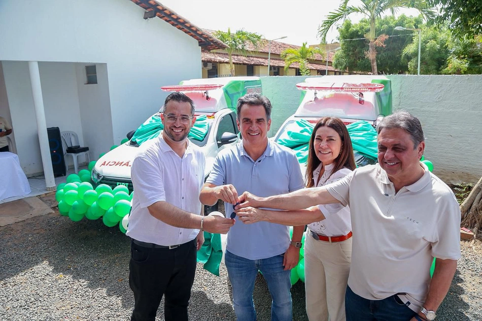 Ciro em entrega de novas ambulâncias