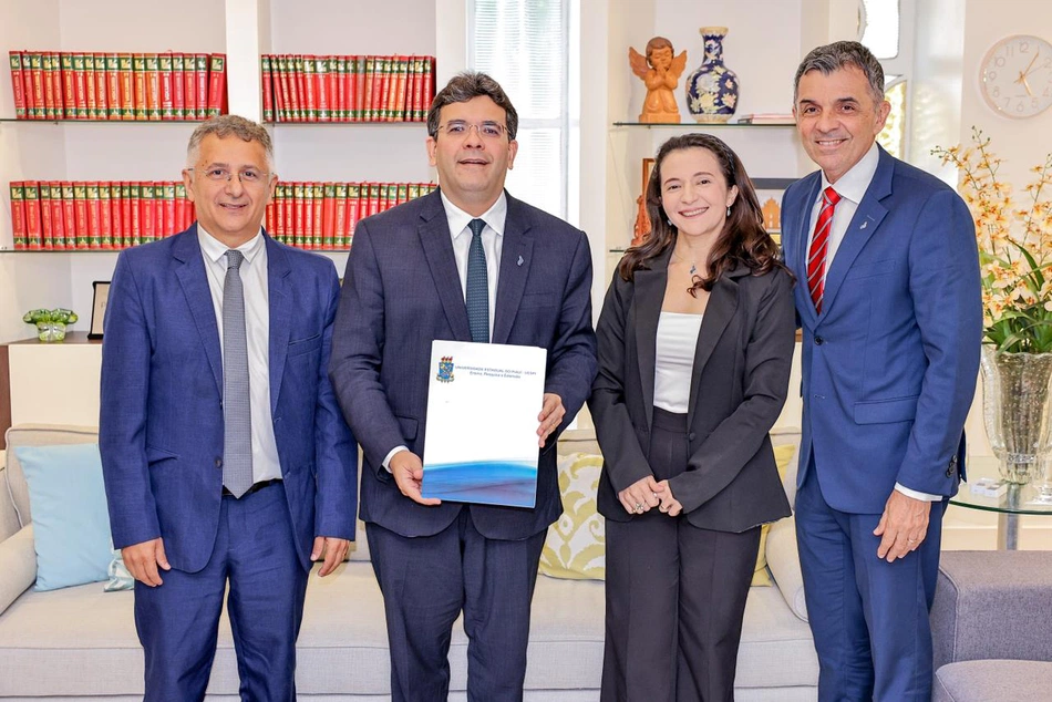 Da esquerda à direita: ex-reitor Evandro Alberto, governador Rafael Fonteles, vice-reitora e reitor