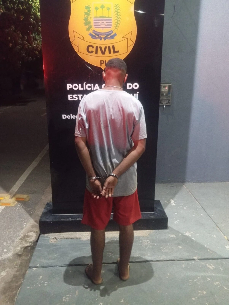 Homem é preso pela Polícia Militar após ameaçar mulher com facão