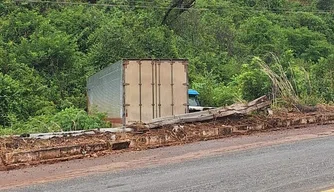 Caminhão sai da pista na BR-135 em São Gonçalo do Gurguéia