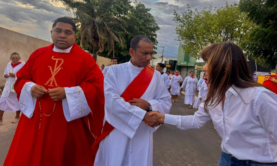 Prefeita Ivanária Sampaio participa da procissão