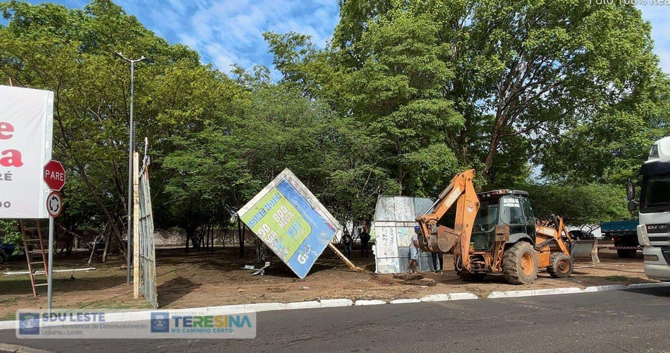 Outdoors irregulares são removidos pela SDU Leste em Teresina