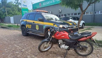Motocicleta adulterada e apreendida