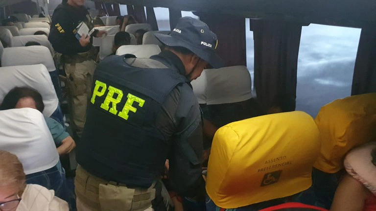 PRF prende homem por importunação sexual em ônibus