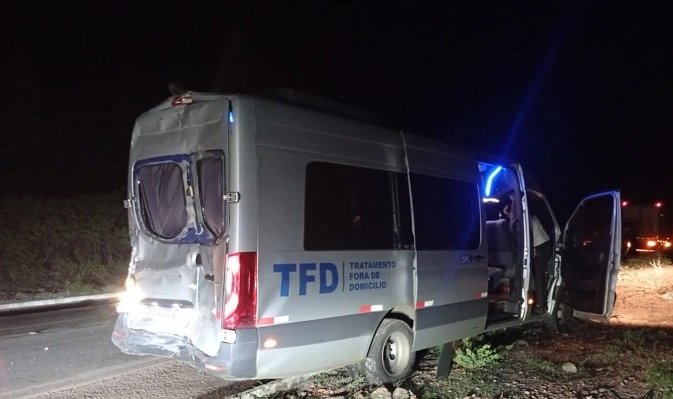 Van que se envolveu em acidente na zona rural de Jaicós