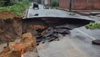 Cratera surge após chuva forte na zona Sudeste de Teresina