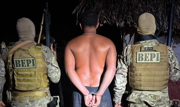 Homem é preso com 200 porções de drogas e arma de fogo em Água Branca