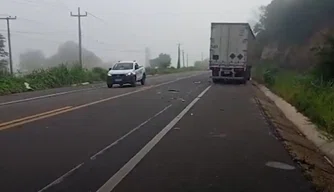 Colisão entre caminhão e ambulância