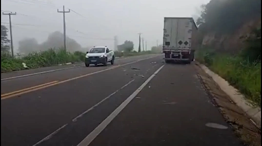 Colisão entre caminhão e ambulância
