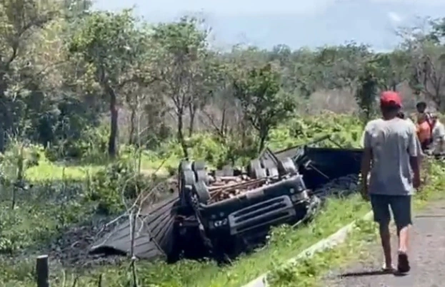 Caminhão tombado em rodovia