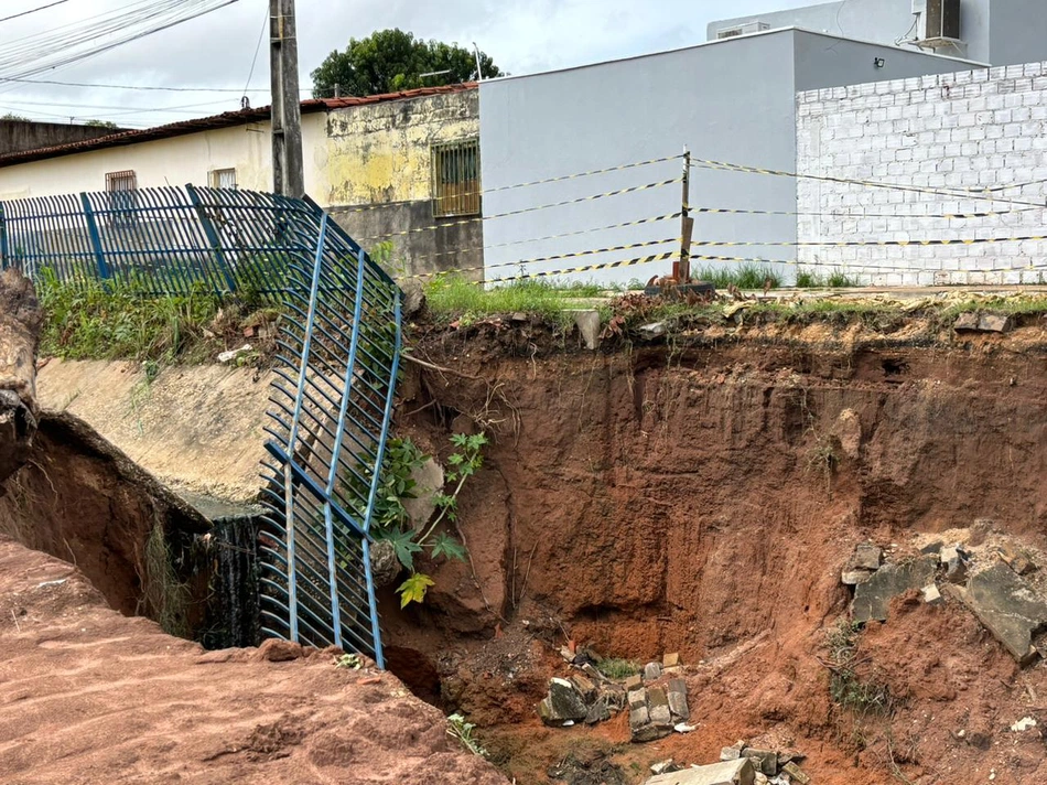Moradores denunciam erosão e risco de desabamento em via