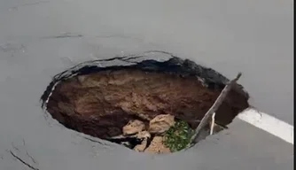 Cratera na Avenida Jóquei Clube