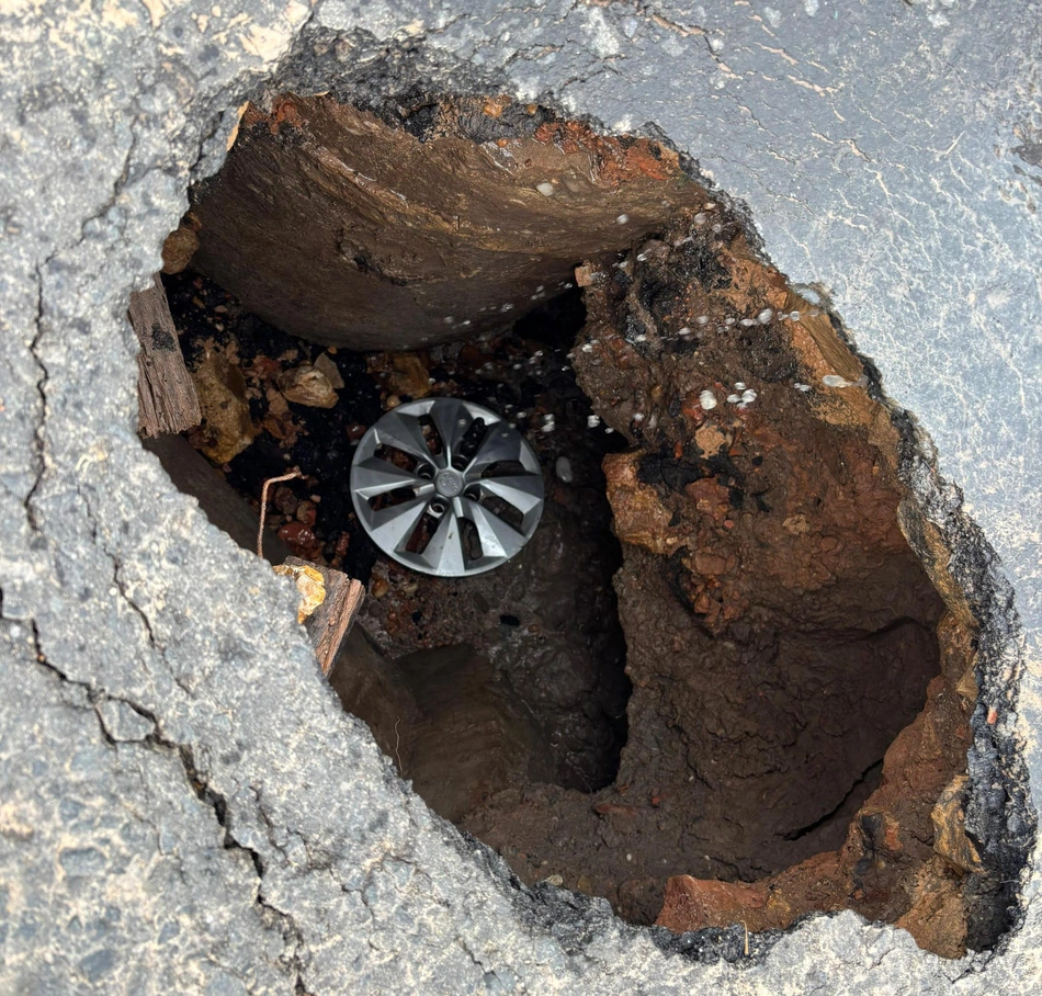 Buraco na Rua Miguel Arcoverde, ao lado do Sesc Cajuína, em Teresina