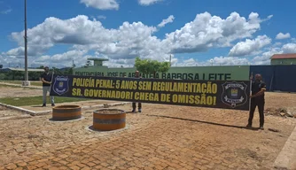Protesto em frente a penitenciária Professor José de Ribamar Leite