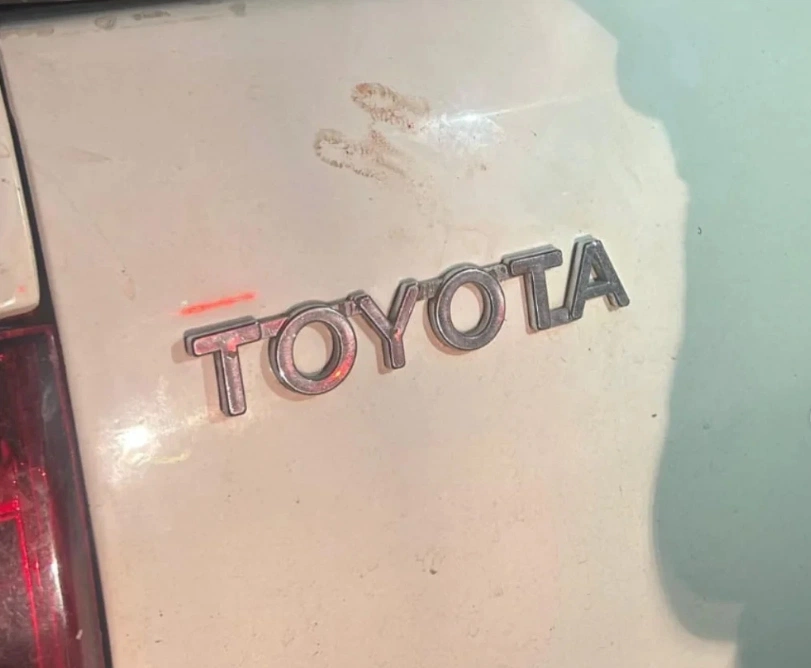Carro com marcas de sangue