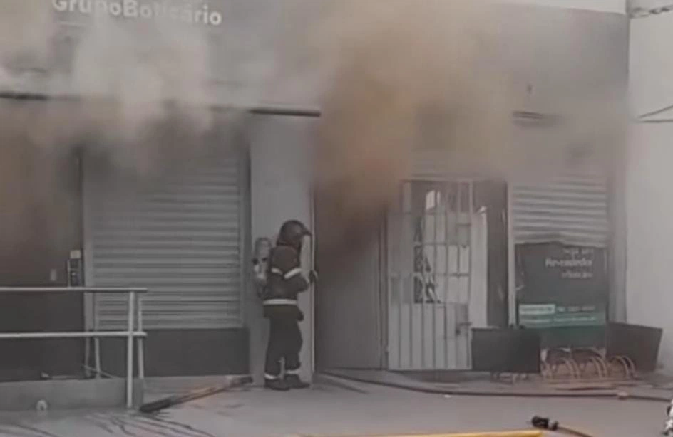 Incêndio de grandes proporções atinge loja de cosméticos no Maranhão