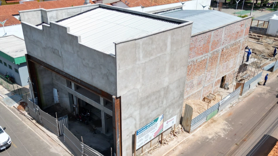 Construção do teatro em Esperantina