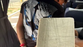Suspeito é preso com tablete de crack dentro de ônibus em Teresina