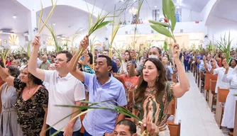 Joel Rodrigues e Margarete Coelho participam do Domingo de Ramos no bairro Dirceu