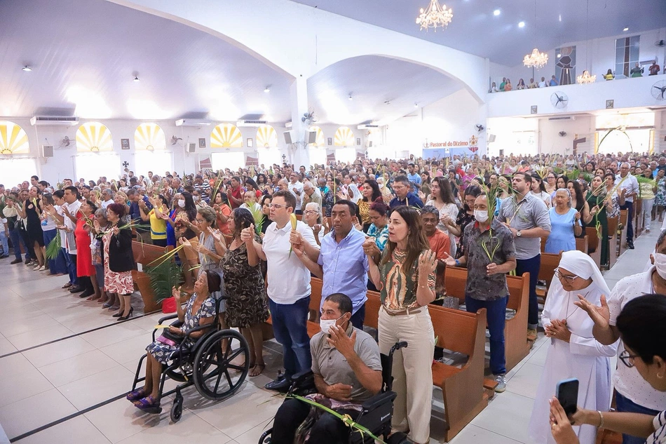 Joel Rodrigues e Margarete Coelho participam do Domingo de Ramos no bairro Dirceu