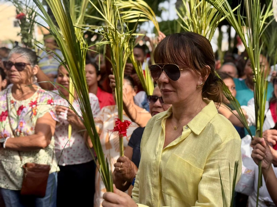 Prefeita Ivanária Sampaio durante a Missa de Ramos em Esperantina