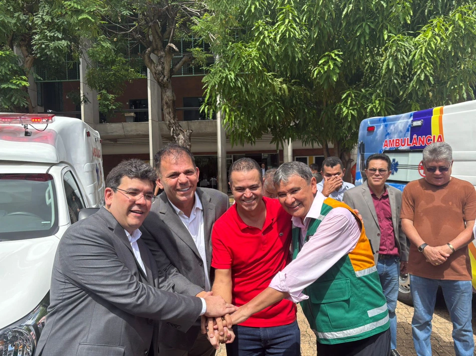 Entrega de 53 vans adaptadas para ampliação do atendimento social