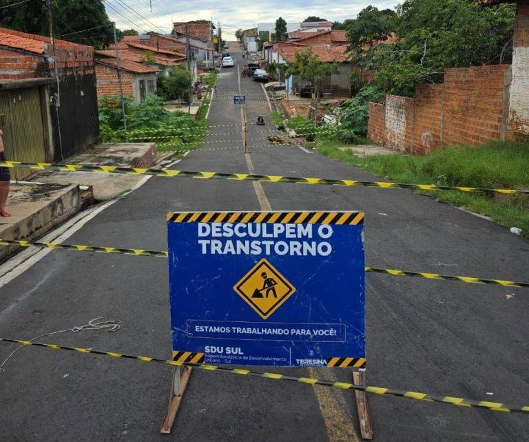 Trecho de rua é interditado após surgimento de buraco na zona Sul de Teresina
