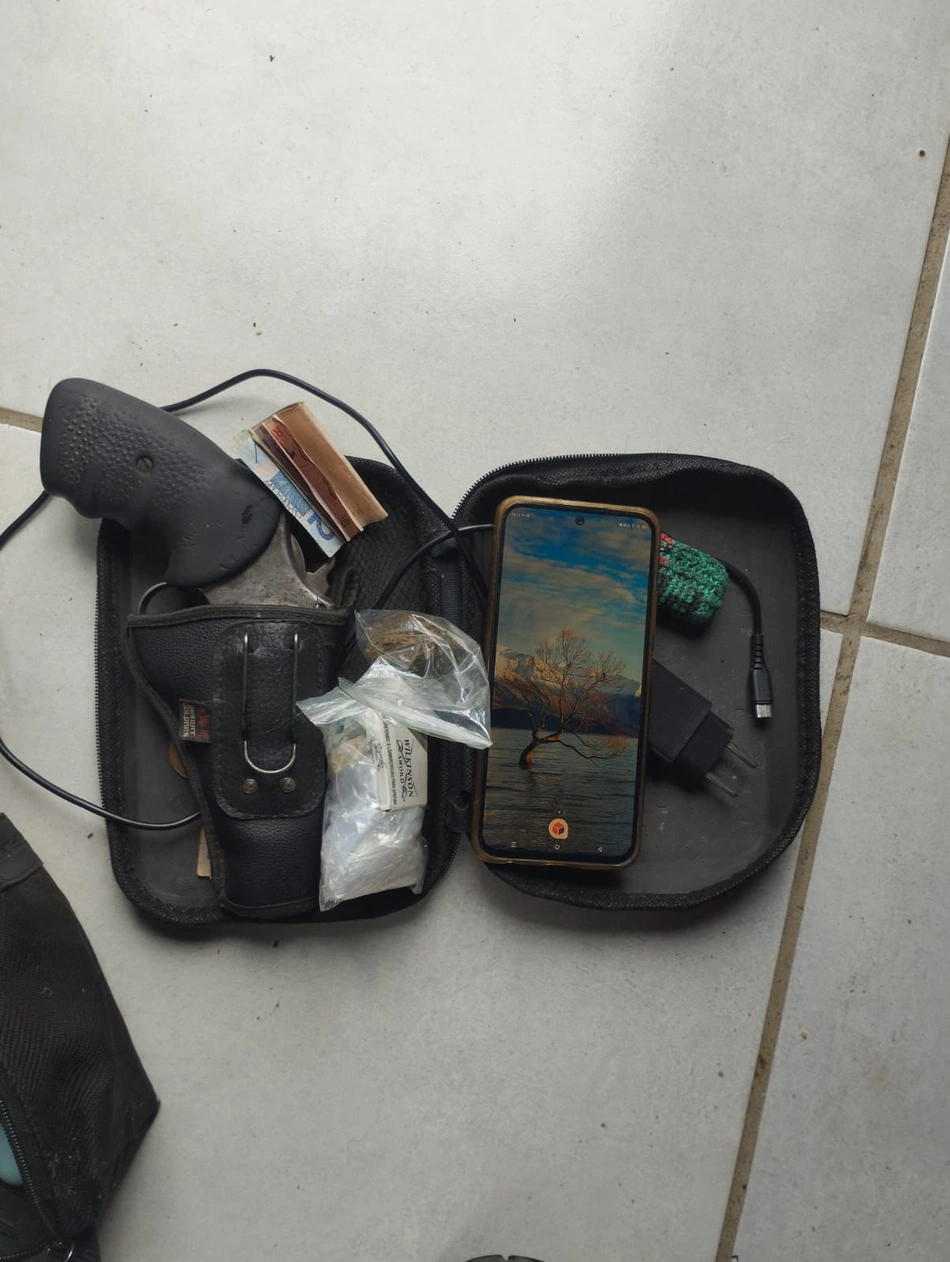 Arma e drogas apreendidas