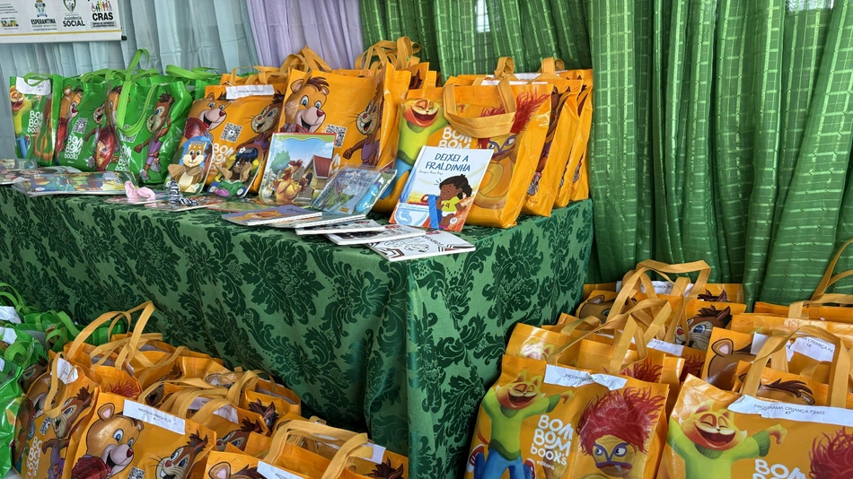 Entrega de Livros em Esperantina