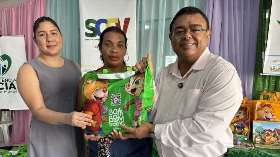Secretaria Municipal de Assistência Social de Esperantina realiza entrega de livros e promove palestra