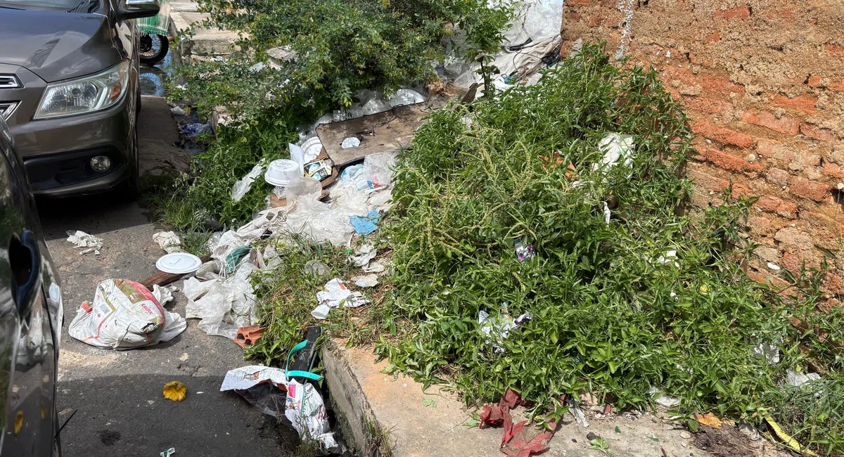 Casa abandonada acumulando lixo na Rua Simon Bolivar, zona Sudeste de Teresina