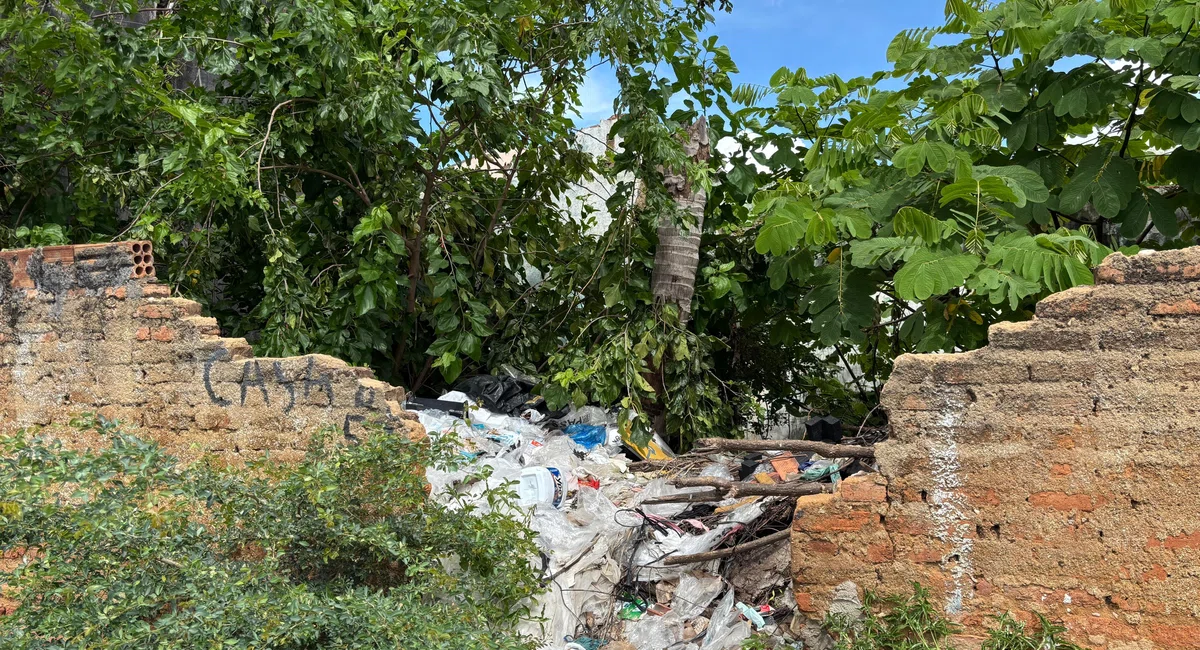 Casa abandonada acumulando lixo na Rua Simon Bolivar, zona Sudeste de Teresina