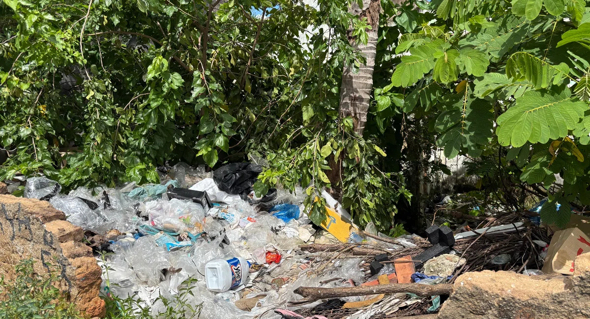 Casa abandonada acumulando lixo na Rua Simon Bolivar, zona Sudeste de Teresina