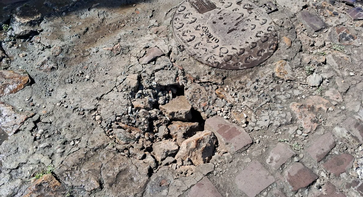 Moradores reclamam de asfalto destruído em rua na zona Norte de Teresina