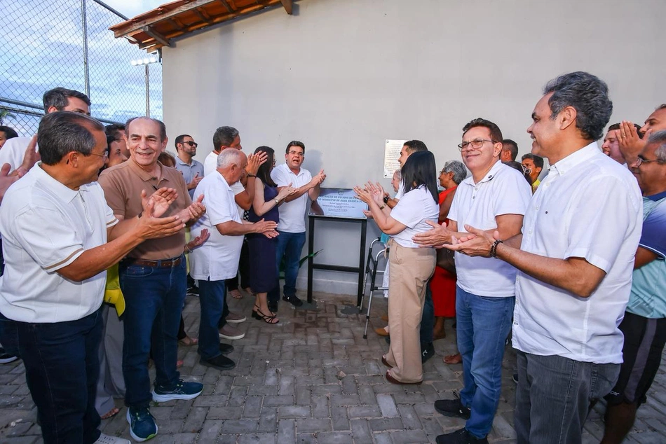 Rafael Fonteles inaugura arena esportiva e visita obra de urbanização em Água Branca