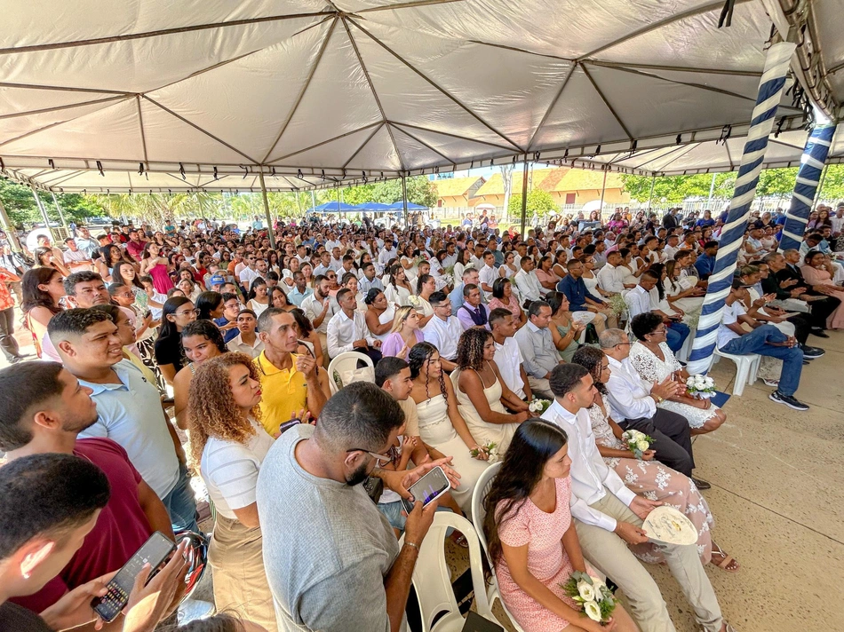 Justiça Itinerante realiza casamento comunitário para 186 casais em Teresina