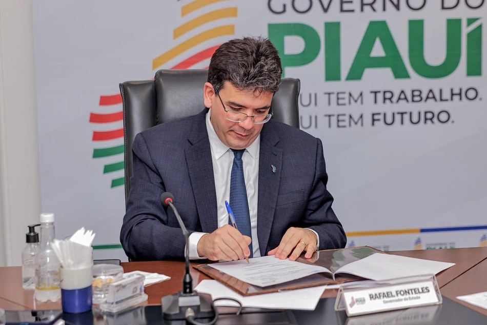 Rafael Fonteles assina ordem para execução de obra da Vila Olímpica de Parnaíba