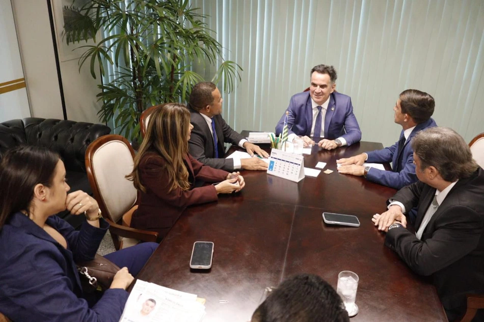 Ciro Nogueira recebe prefeitos e lideranças