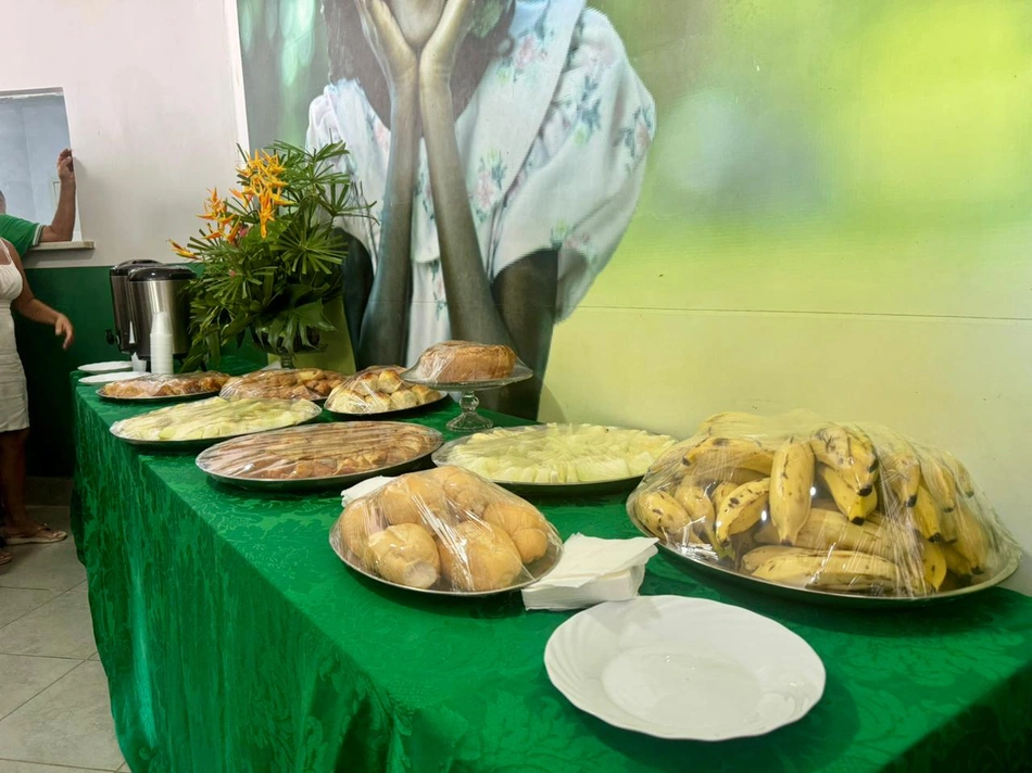 Ivanária Sampaio homenageia garis com café da manhã na Prefeitura de Esperantina